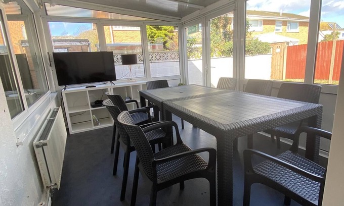 Penrhyn Bay House | 3 Bed House - Sleeps 6 - Garden - Parking - Wifi