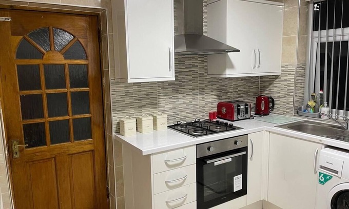 Stonnall House | 3-Bed House - Sleeps 5 with Free Parking