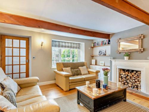 Weybourne House | 3 Bed in Weybourne KT144