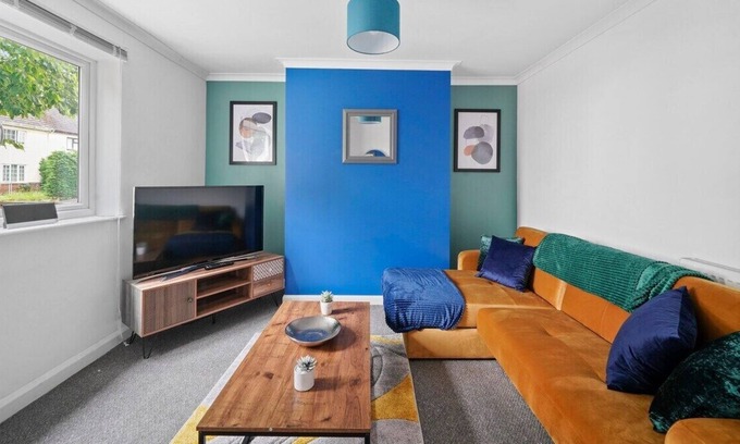 Peterborough Apartment | 3 Bed Peterborough House - Parking - Garden