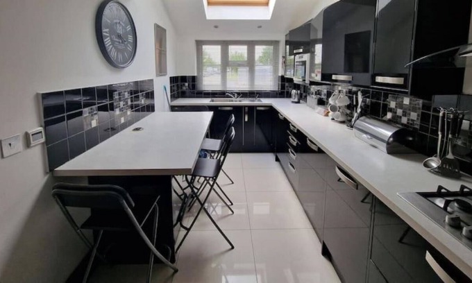 Slough House | 3 bed /sleeps 6 close to Windsor Castle and Legoland in Family Friendly Location