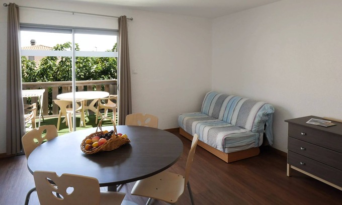 Saint-Pierre-la-Mer Apartment | 3-bedroom apartment sleeps 8