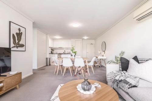 South Melbourne Apartment | 3 Bedroom Apt with Carpark Close to Albert Park Lake