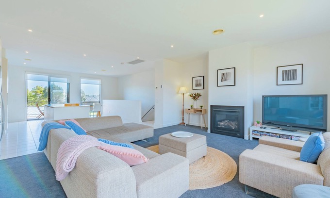 Torquay Apartment | 3 Bedroom Condo - Access to pool and tennis court - Torquay
