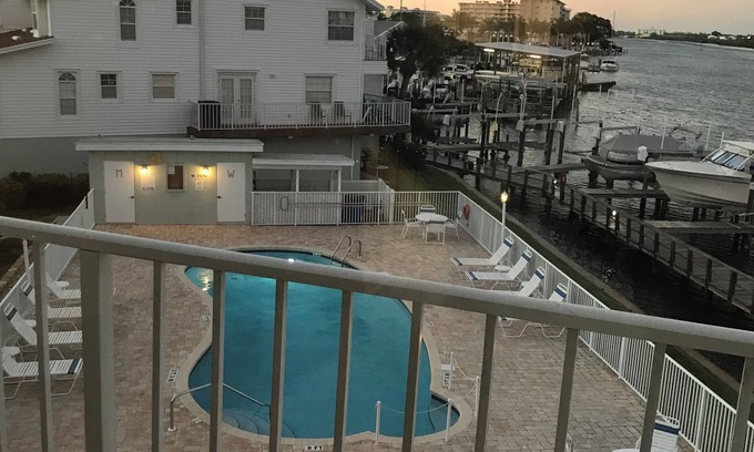 Indian Shores Condo | 3-bedroom condo in terrific Indian Shores beach sleeps 8. 30day minimum.