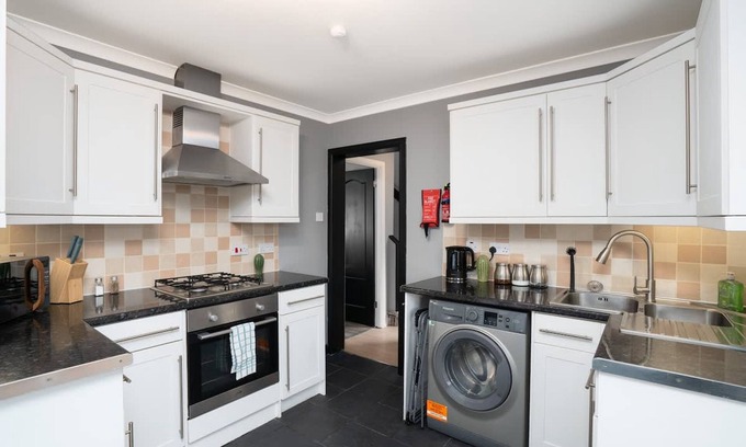 Dunfermline House | 3 Bedroom House - Free Parking