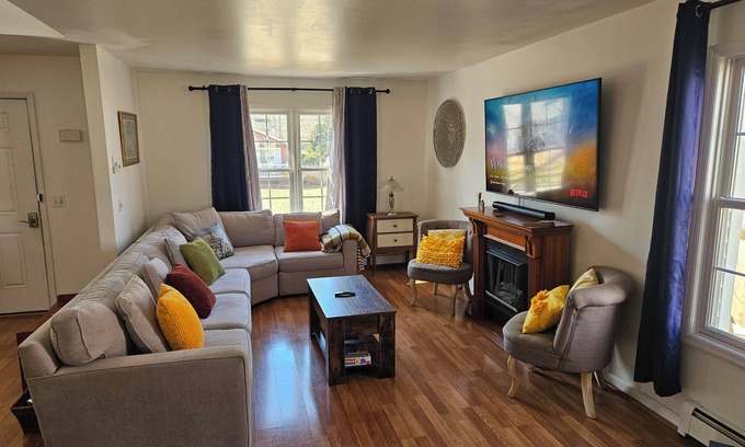 Mastic House | 3-bedroom house in delightful Mastic with WiFi, AC