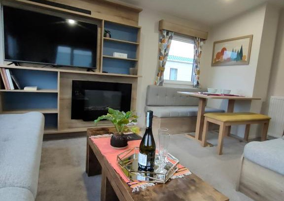 Prestonpans Resort | 3 Bedroom Luxury Caravan - Vans With Business Sign Not Allowed