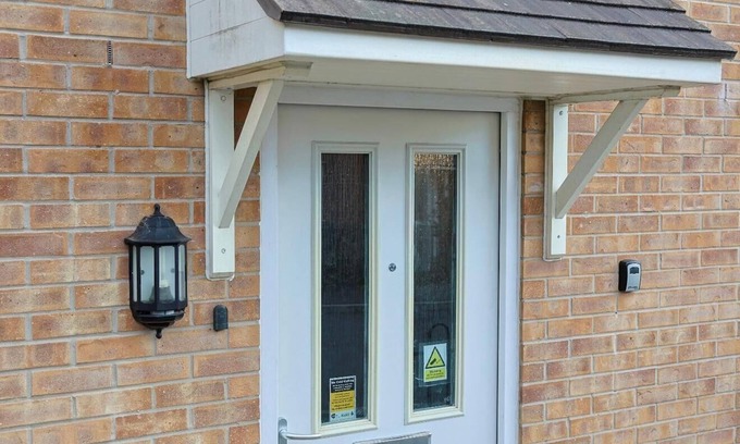 Belle Vue House | 3 Bedroom Modern Home in Manchester near Etihad Stadium & CO OP Live
