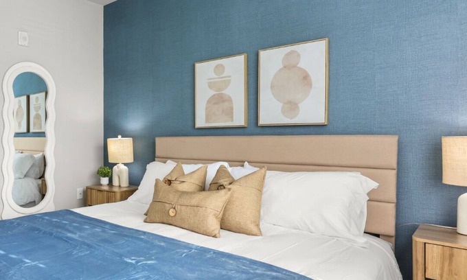 Savannah Apartment | 3 Bedroom Suite - Pool, FREE Parking, Gym!n
