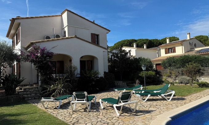 Calonge Villa | 3-bedroom villa in peaceful Calonge with pool, AC, and WiFi, close to the beach.