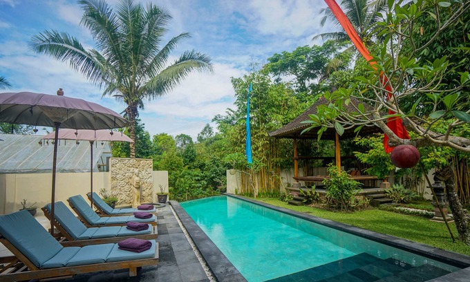 Melayang Villa | 3+ Bedroom Villa with Pool and fresh breakfast