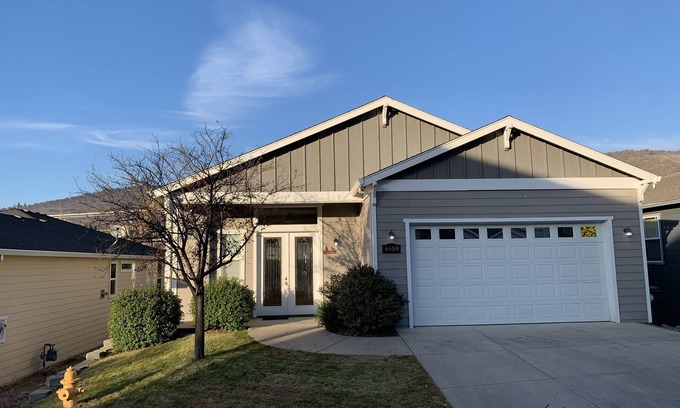 Medford House | 3 bedrooms with king beds, 2 1/2 bathrooms. 2146 sq ft house in east Medford.