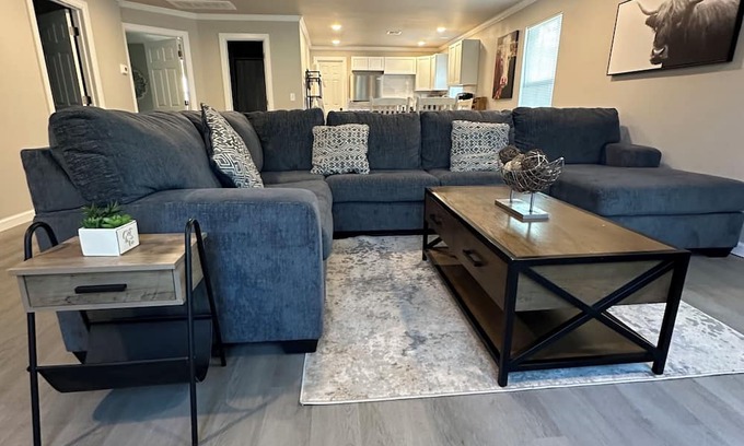 Glenpool House | 3 BR house on the historic black and gold park with splash pad in back yard a
