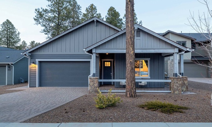 Flagstaff House | 3-BR Route 66 Home A/C & Hot Tub Near Downtown