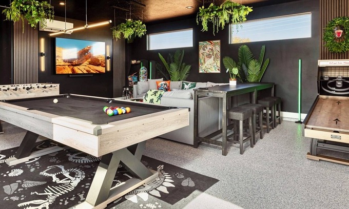 Kanab Villa | 3 br Villa in Kanab with Game Room, Hot Tub, Dinosaurs & VIEWS!