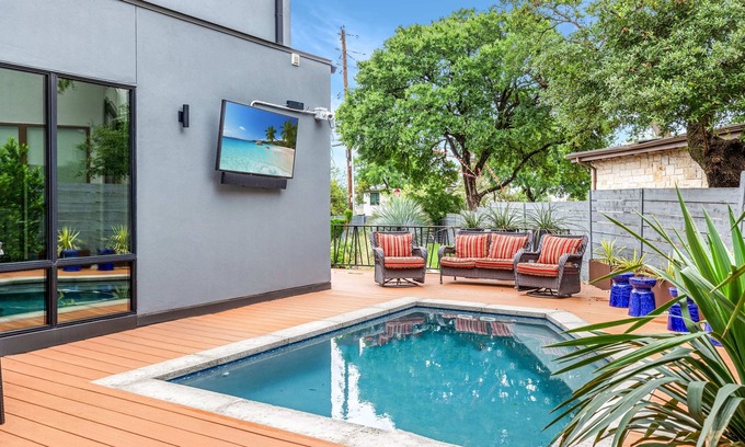 Zilker House | 3 BR, Walk In Showers, South Side | Zilker Zen