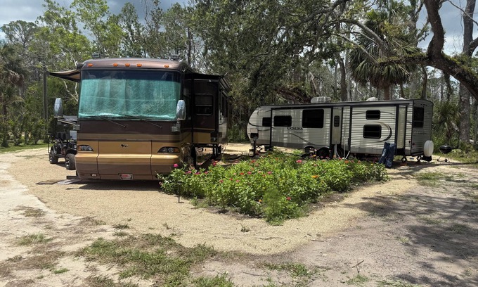Steinhatchee House | 3 large RV sites with awesome lake for FUN and scallop season memories!