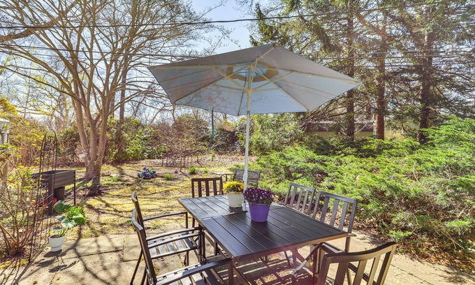 Marshfield Hills Cottage | 3 Mi to Cape Cod Bay: Marshfield Home w/ Balcony!