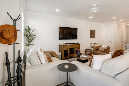 Oxford House | 3 Mi to Ole Miss, New Build Inviting Townhome!