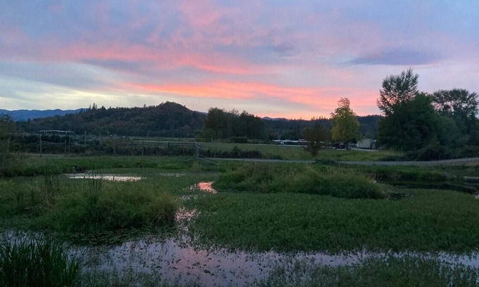 Grants Pass Other | 3 Miles from Downtown! Private custom home, large deck with views