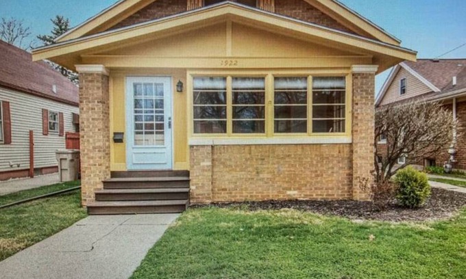 South Bend House | 3 Miles to ND. Sleeps 13 +. Whole Home with fenced-in back yard, pet-friendly.