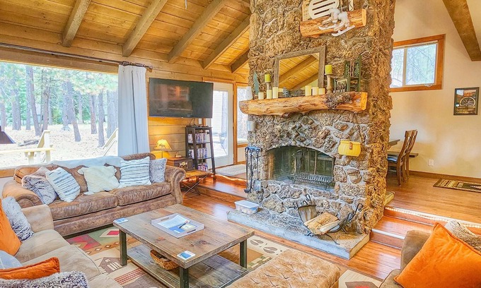 Overlook Park Cabin | 3 Min to SHARC with 8 Passes! Private Hot Tub, Quite Cul-de-sac w/PS4 & BBQ