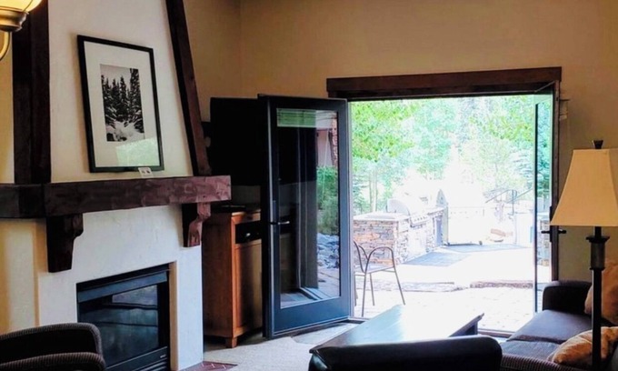 Copper Mountain Village Condo | 3 min walk to ski lift, 2 Bed 2 bath, heated parking, ski locker and hot tub