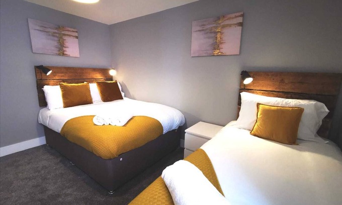 Llanelli Apartment | 3 RM Studio, Open-plan Living, Dining, & Kitchen