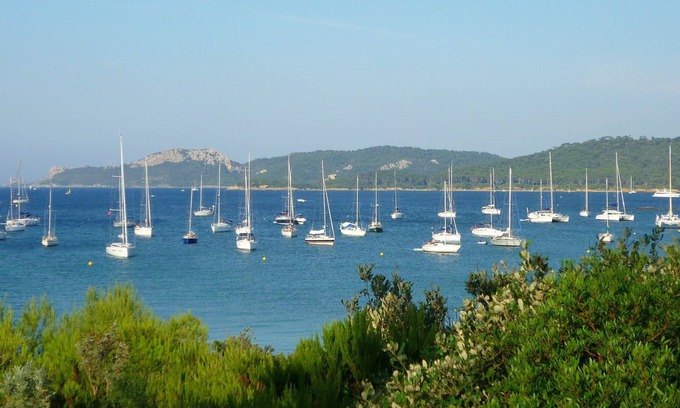 Porquerolles Apartment | "3-room duplex, 53 m² in the heart of the village, possibility of a sailing escap"