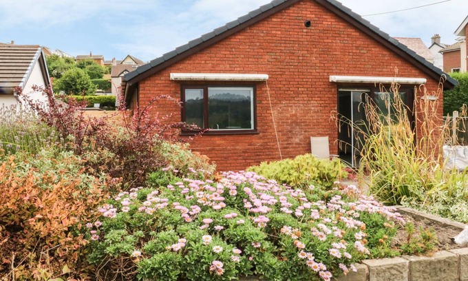 Llansanffraid Glan Conwy Cottage | 3 TREM AFON, pet friendly, with a garden in Conwy