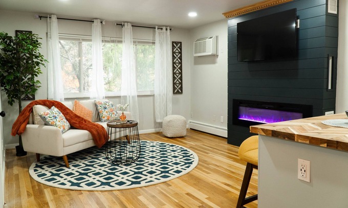 Roselawn Finance Apartment | 30 Day + Stay, 2B/1B w/Indoor Garage, Wet Bar