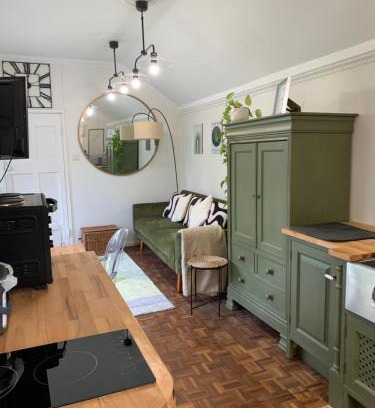 Abbots Langley Apartment | 30 mins walk from Harry Potter Tour Self Contained Flat One bedroom plus new sofa bed in lounge