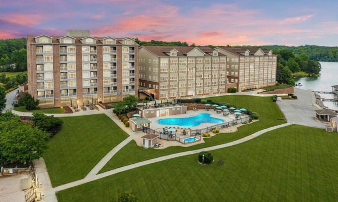 Huddleston House | #344 Pointe - 2 Bedroom Lakefront Condo at Mariners SML