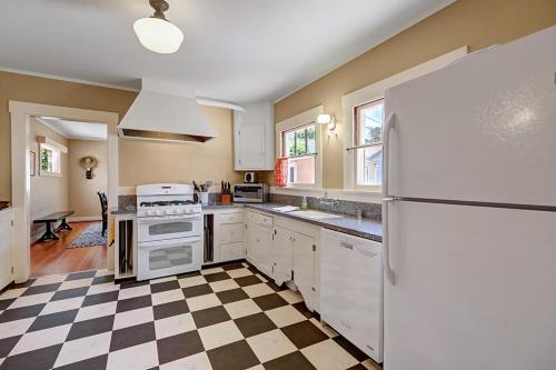 Avalon House | 351CA 351 Catalina Ave