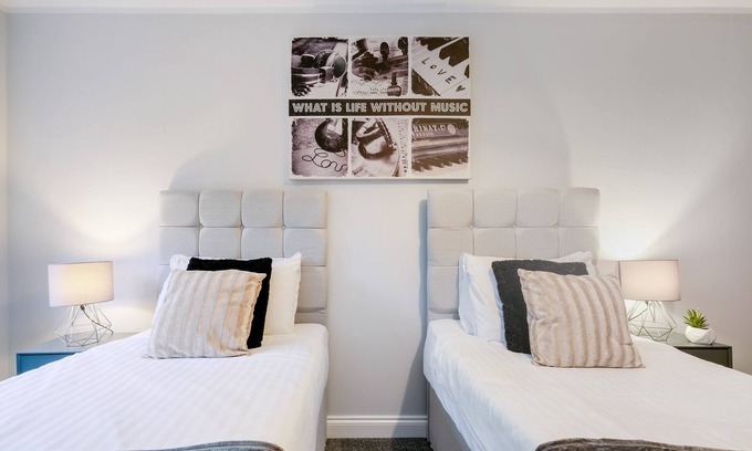 High Wycombe Apartment | 360 HP12 W Wycombe 247-6 - 2 Bedroom Penthouse with parking High Wycombe Apt. 06