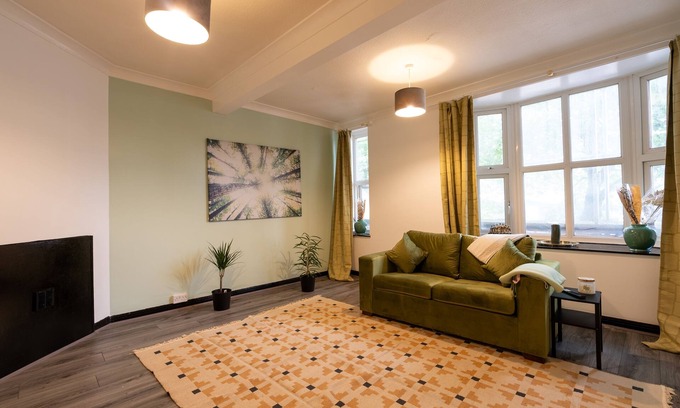 The Westside Apartment | 3bd flat, with Pool Table,& Dart, sleeps 8, central, close to shops