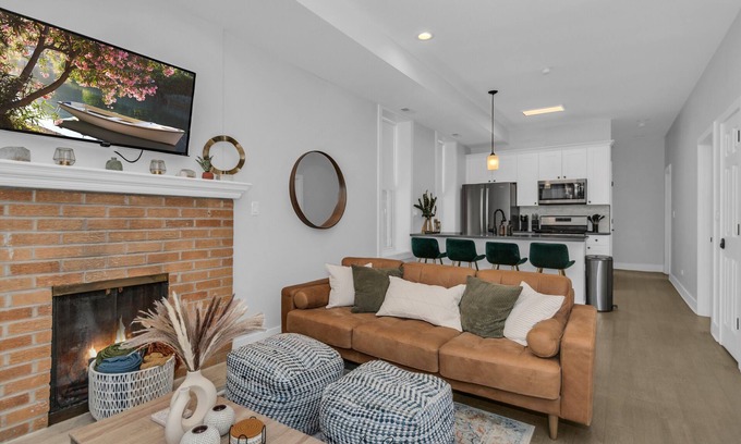 West Town Condo | 3BD West Town Gem: Explore the Windy City in Style