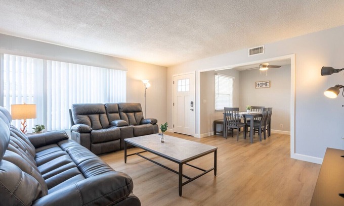 Charter Oak House | 3bdrm,1.5 b, Garage, Back Yard.