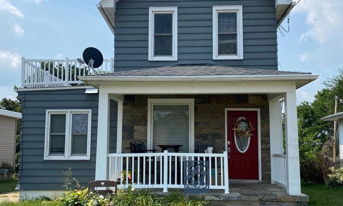 Dubuque House | 3bed 2bath nestled in cozy Grandview neighborhood