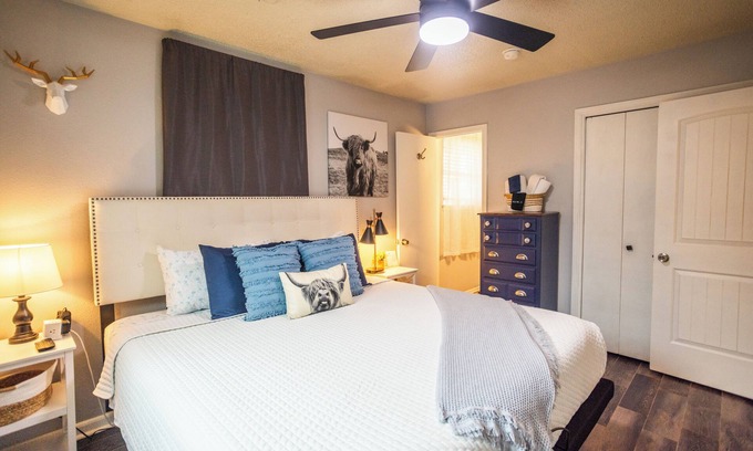 Moore House | 3BR 1.5BA Fenced Yard & Patio-10 miles to OKC, 15 mins to Airport, 20 mins to OU