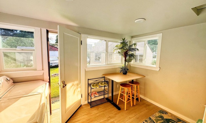 Central Tacoma House | 3BR/3BA Base, Expand to 6BR for extra cost, Sleeps up to 14, Central & Cozy home