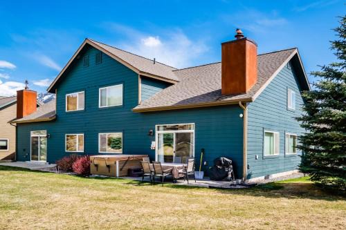Big Sky House | 3BR Big Sky Getaway with Hot Tub and Mountain Views