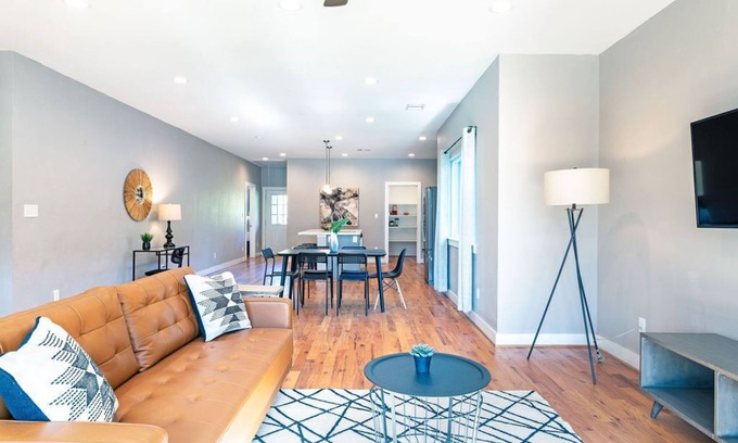 Lawndale/ Wayside House | 3BR Comfy Bungalow 1747! Medical Center, Stadiums! ⭐️⭐️⭐️⭐️⭐️