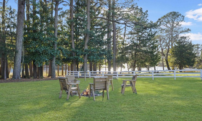 Locustville House | 3BR Farmhouse with Porch, Fire Pit, Horseshoe Pit