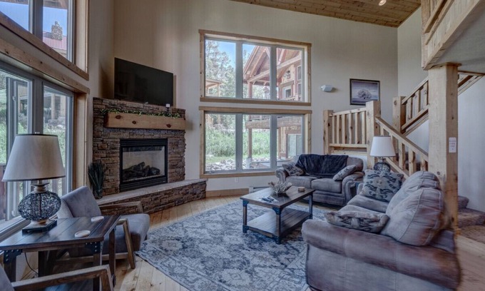 Lead Ski Chalet | 3BR Homesteak Chalet at Terry Peak with Hot Tub!