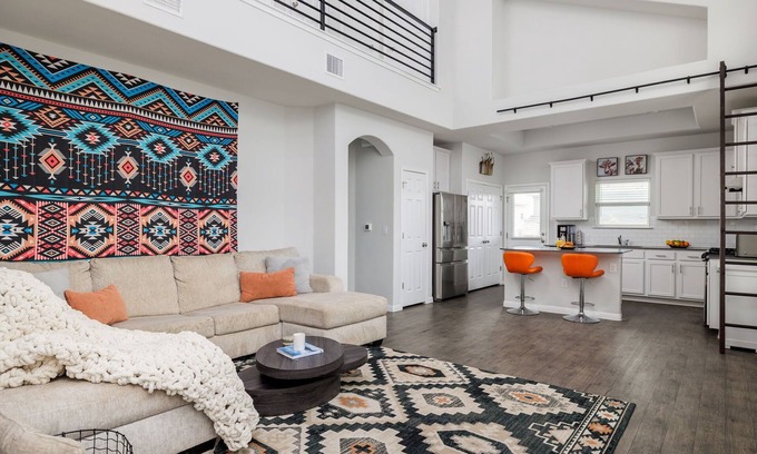 Austin House | 3BR, King Bed, Walk In Shower | The Grove