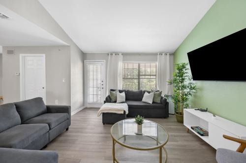 Pleasant Valley Apartment | 3BR Luxe Oasis near Downtown, Pool, Gym, Bball Crt
