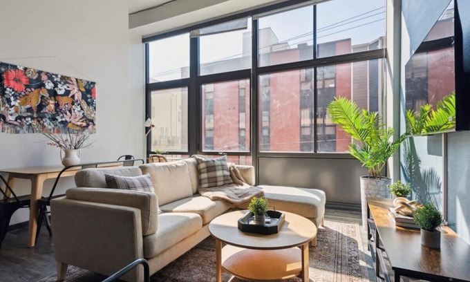 Fairmount Apartment | 3BR with Gym, Game Room, Center City| The Sunlight Apt