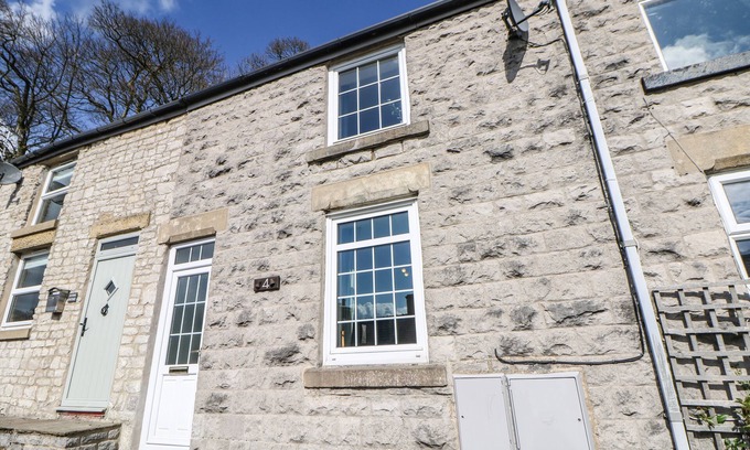 Tideswell Cottage | 4 ALMA ROAD, pet friendly, with open fire in Tideswell